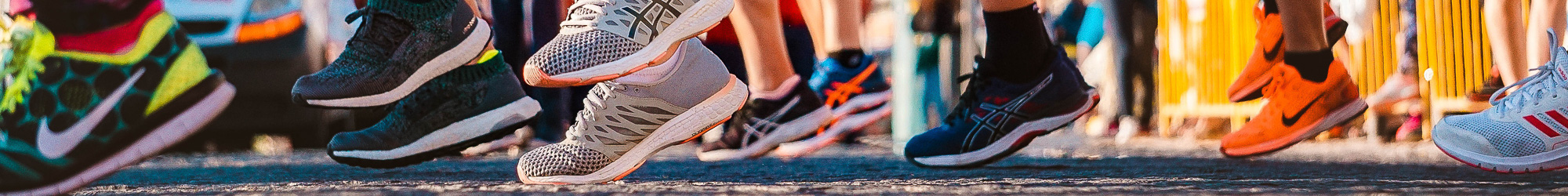 Füße mit Turnschuhen beim Laufevent
